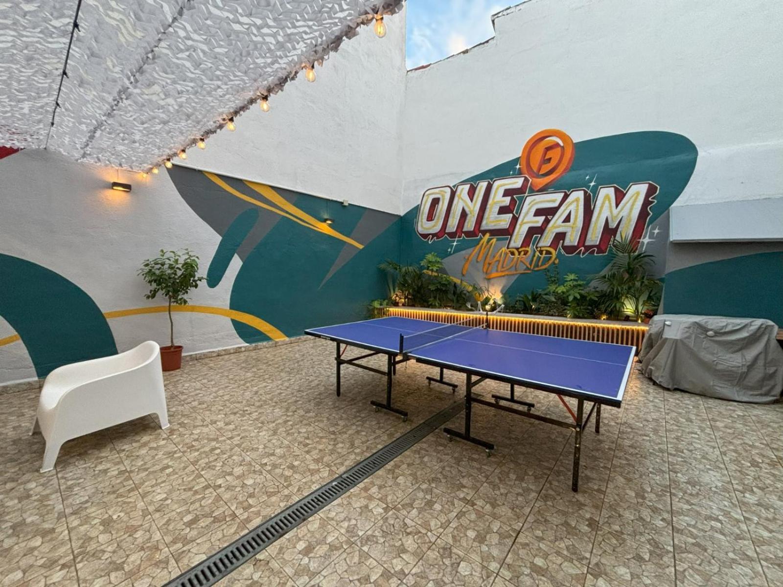 Onefam Madrid Hostel Exterior photo